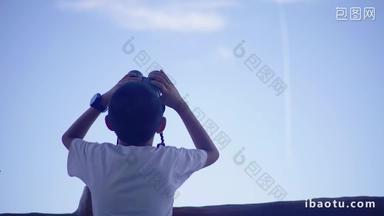 小朋友用望远镜看天空实拍
